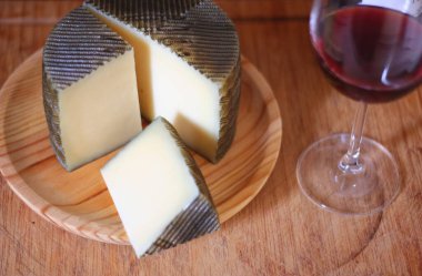 İspanya 'da yapılan manchego peynirine bir bardak kırmızı şarap eşlik eder..