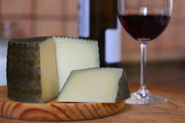 Sýr Manchego Vyrobený Španělsku Sklenicí Červeného Vína — Stock fotografie