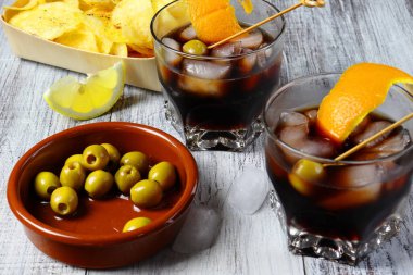 tipik İspanyol aperatifi, vermut, zeytin ve biberli kızarmış patates ve limonlu.