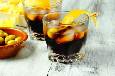 tipik İspanyol aperatifi, vermut, zeytin ve biberli kızarmış patates ve limonlu.