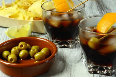tipik İspanyol aperatifi, vermut, zeytin ve biberli kızarmış patates ve limonlu.