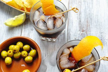 tipik İspanyol aperatifi, vermut, zeytin ve biberli kızarmış patates ve limonlu.