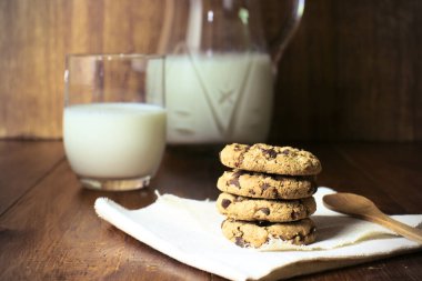 Çikolatalı kurabiye ve büyük bir bardak süt, tipik İspanyol atıştırmalığı.