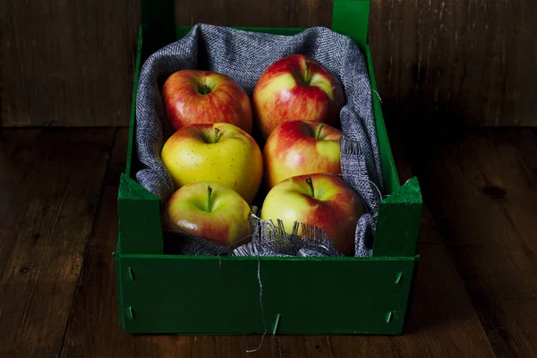 Maçãs Vermelhas Uma Caixa Frutas Verde — Fotografia de Stock