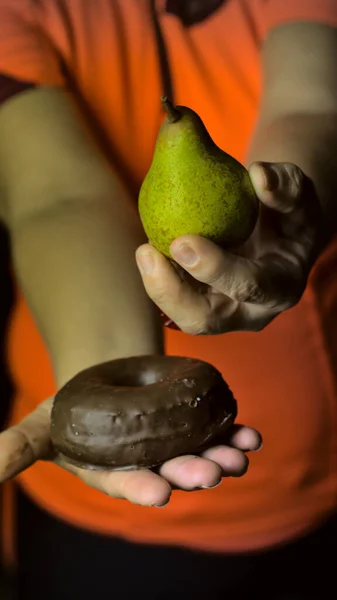 Conceito Dieta Excesso Peso Por Confinamento Escolha Entre Frutas Doces — Fotografia de Stock