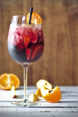 Sangria, yazın içilen tipik bir İspanya içkisidir, diğer içeceklerin yanında, mevsimlik meyve ve şarap, çok ferahlatıcı