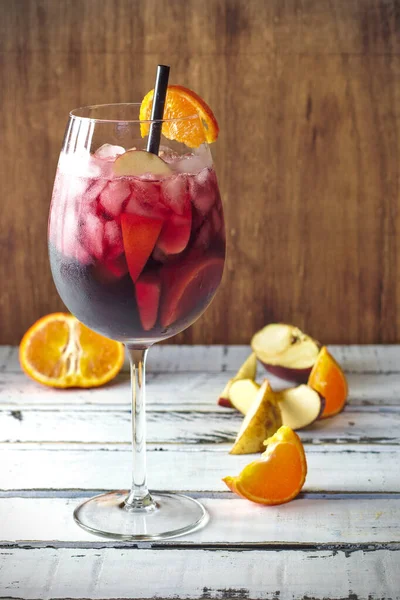 상그리아 Sangria 스페인의 전형적 음료로 여름에 마시는 음료이며 음료는 음료들 — 스톡 사진