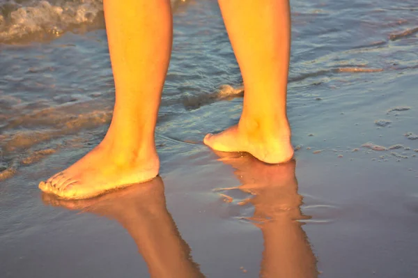 Kvinnans Fötter Stranden Vid Solnedgången — Stockfoto