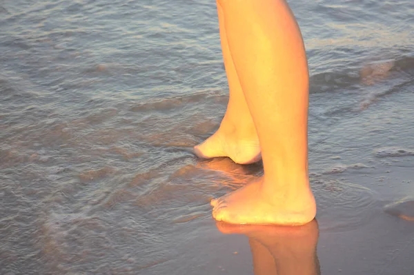 Frauenfüße Strand Bei Sonnenuntergang — Stockfoto