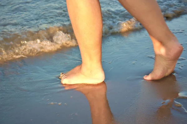 Kvinnans Fötter Stranden Vid Solnedgången — Stockfoto