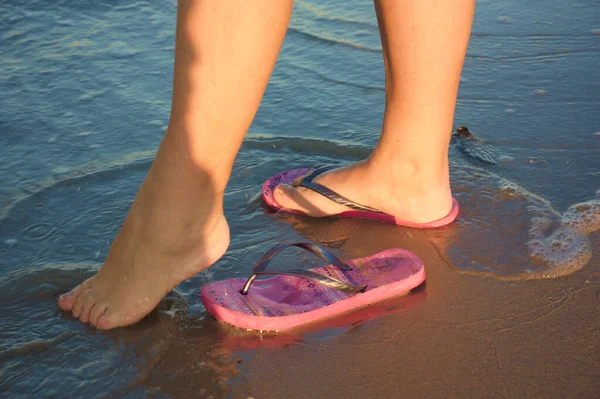 여성의 해변에 닿는다 로열티 프리 스톡 이미지