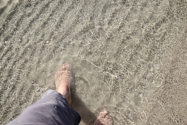 地中海と砂と海の岸に足をつけた — ストック写真