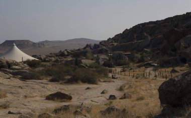 Gobustan, Bakü 'nün güneyindeki Azerbaycan' da bulunan bir arkeolojik rezervdir. Kaya resimleri, antik otoparklar.