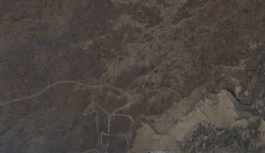 Gobustan, Bakü 'nün güneyindeki Azerbaycan' da bulunan bir arkeolojik rezervdir. Kaya resimleri, antik otoparklar.