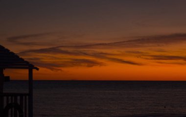 Sonbahar Adler. Sahilde sıcak gün batımı