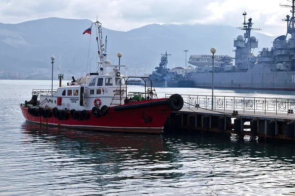 Tekne "mühendis Korzh". Karadeniz, Tsemess Bay Novorossiysk, Rusya — Stok fotoğraf