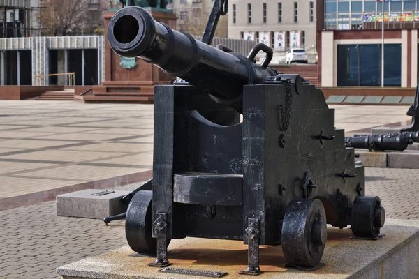 Ancien canon noir dans le musée en plein air gratuit à Novorossiysk, Russie — Photo