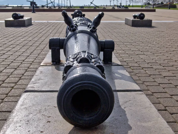 Ősi fekete ágyú. Ingyenes szabadtéri múzeum, az ókori ágyúk Novorossiysk, Oroszország — Stock Fotó