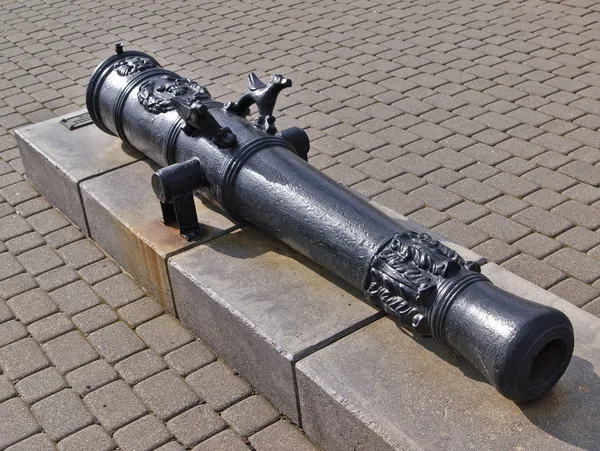 Αρχαία όπλο βαρέλι στο δωρεάν υπαίθριο Μουσείο της αρχαίας κανόνια στο Νοβοροσίσκ, — Φωτογραφία Αρχείου