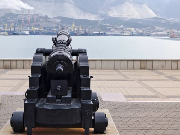 Staré černé dělo je zaměřen na Tsemess Bay Novorossiysk, Rusko — Stock fotografie