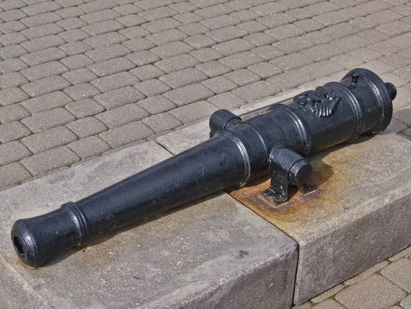 ノヴォロシースク、ロシアの古代大砲の無料野外博物館で古い黒砲の砲身 — ストック写真