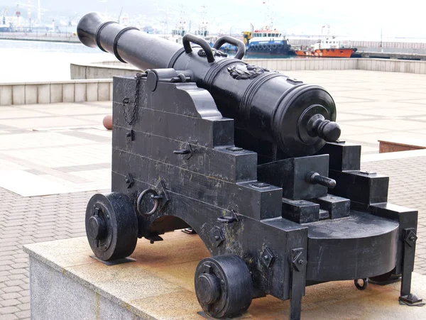 Cannon é voltado para Tsemess Bay em Novorossiysk, Rússia — Fotografia de Stock