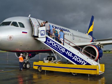 Bulutlu hava uçak yolcu. Rostov-on-Don Havaalanı