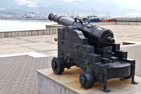 Starověký zbraň je zaměřen na Tsemess Bay Novorossiysk, Rusko — Stock fotografie