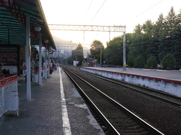 Pyatigorsk 'ta demiryolu İstasyonu. Şafakta tren pistlerinin görünümü — Stok fotoğraf