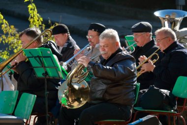 Müzisyenler üflemeli müzik aletleri ile. Birlik günü. Pyatigorsk, Rusya Federasyonu