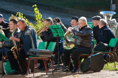 Müzisyenler parkta üflemeli müzik aletleri ile. Pyatigorsk, Russsia