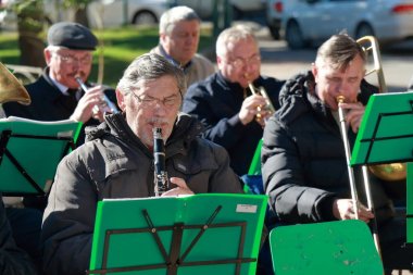 İlk satırda Klarnet ile müzisyen