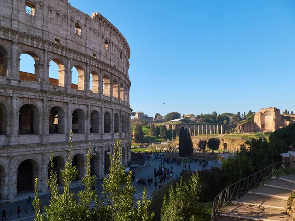 斗兽场, 也被称为弗拉维安露天剧场, 有游客。罗马, 意大利 — 图库照片