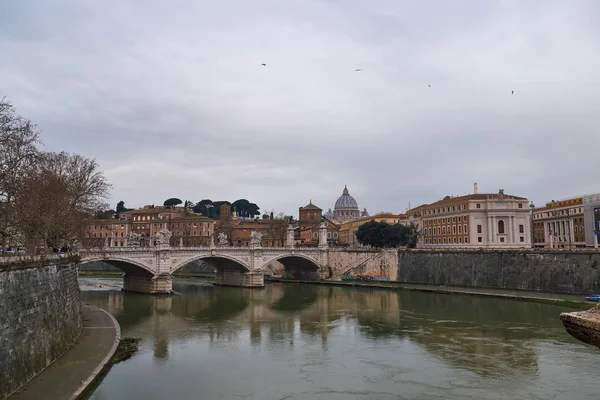 Widok od Tybru do Bazyliki Świętego Piotra w Watykanie. Rzym, Włochy — Zdjęcie stockowe