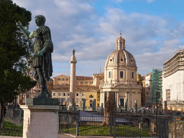 La statua di Traiano, situata vicino al Foro di Traiano e alla Colonna di Traiano a Roma Foto Stock Royalty Free