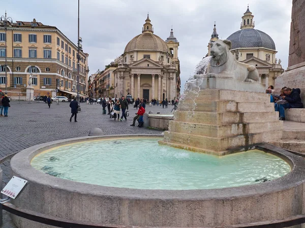 Turistů chůzi poblíž dell'Obelisco Fontana (The Fountain s Lions), v centru náměstí Piazza del Popolo v Římě — Stock fotografie