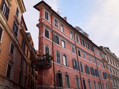 Eski kirli pembe konut yapı yuvarlak Balkonlu dar. Roma, İtalya