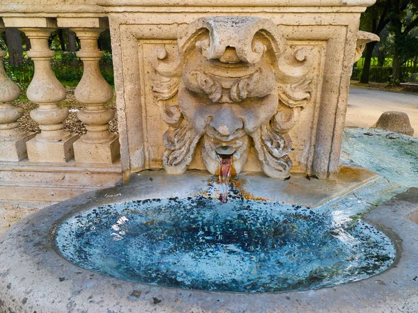 Alten Brunnen und Schale mit frischem blauen Wasser. rom, italien. — Stockfoto