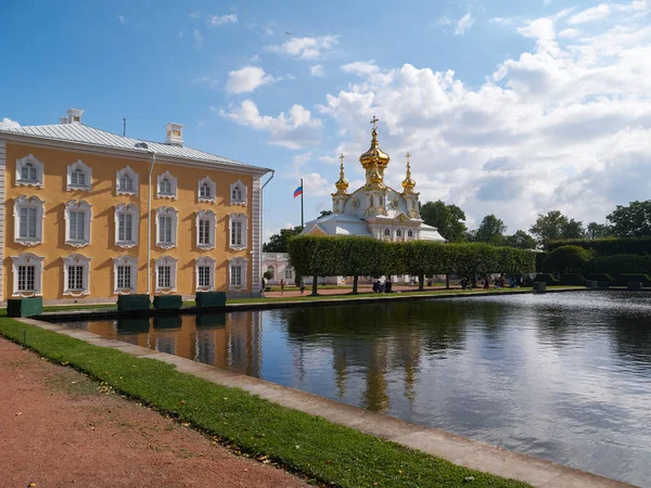 Brunnen quadratischer Teiche in oberen Gärten in Peterhof, Russland Stockbild