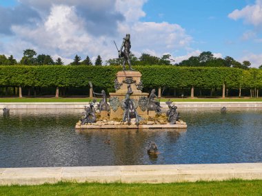 Peterhof bahçelerinde üst Neptün Çeşmesi. Saint Petersburg, Rusya Federasyonu