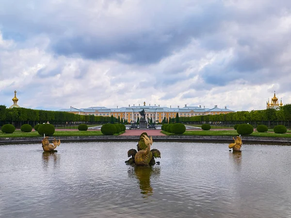 Mezheumny Fuente con peces de oro en Upper Gardens. Peterhof, Rusia — Foto de Stock