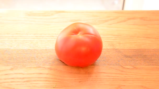 Řezání rajčata na kousky. — Stock video