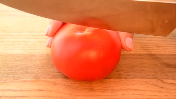 Cortar os tomates em pedaços . — Vídeo de Stock