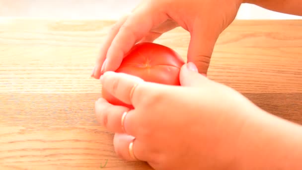 Memotong tomat menjadi potongan-potongan . — Stok Video
