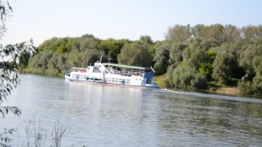  Nehri üzerinde tekne yüzen.