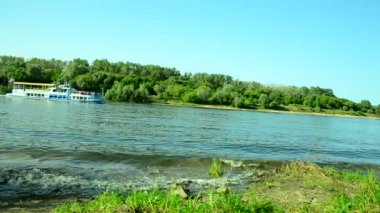  Nehri üzerinde tekne yüzen.