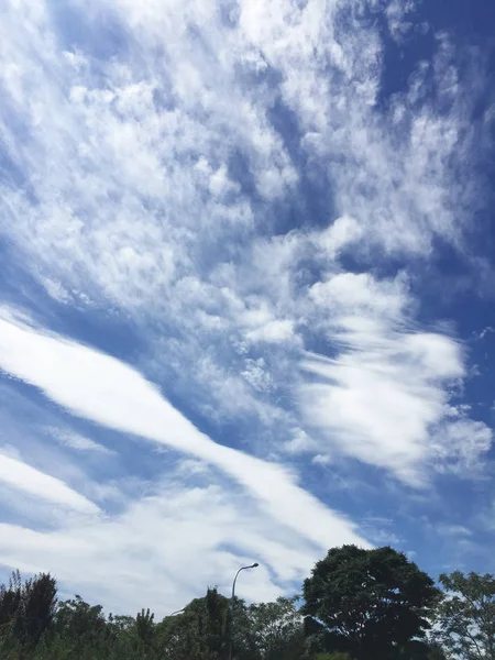 Όμορφα Σύννεφα Που Φυσούν Από Τον Άνεμο Τον Γαλάζιο Ουρανό — Φωτογραφία Αρχείου