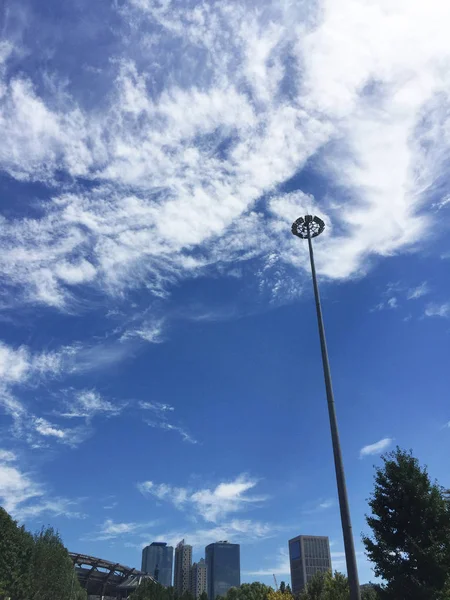 風に吹かれ 青空と白い雲 — ストック写真
