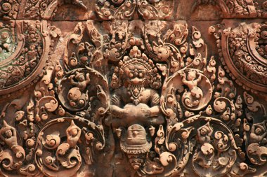 Güneydoğu Asya ülkelerinde tapınak mimarisi, heykeller ve büyük ağaçlar