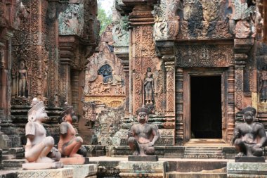 Güneydoğu Asya ülkelerinde tapınak mimarisi, heykeller ve büyük ağaçlar